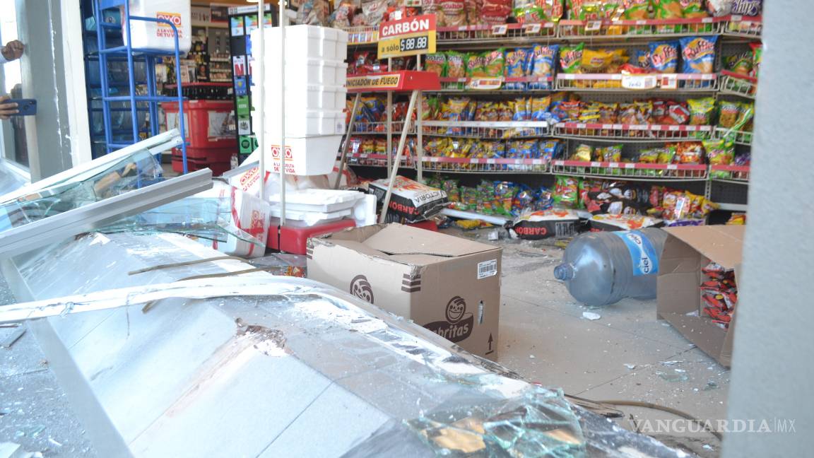 $!Ingresa a tienda... pero con todo y camioneta al sur de Saltillo