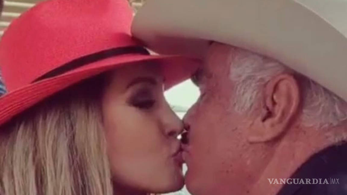 Vicente Fernández le 'robó' un beso a Paty Navidad
