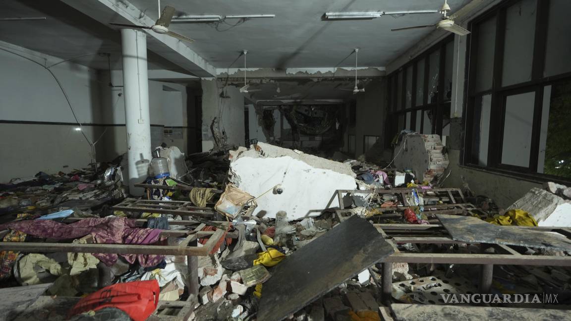 $!Vista interior de un comedor donde la cola del avión 787 Dreamliner se atascó en el lugar donde se estrelló otro avión en la ciudad de Ahmedabad.