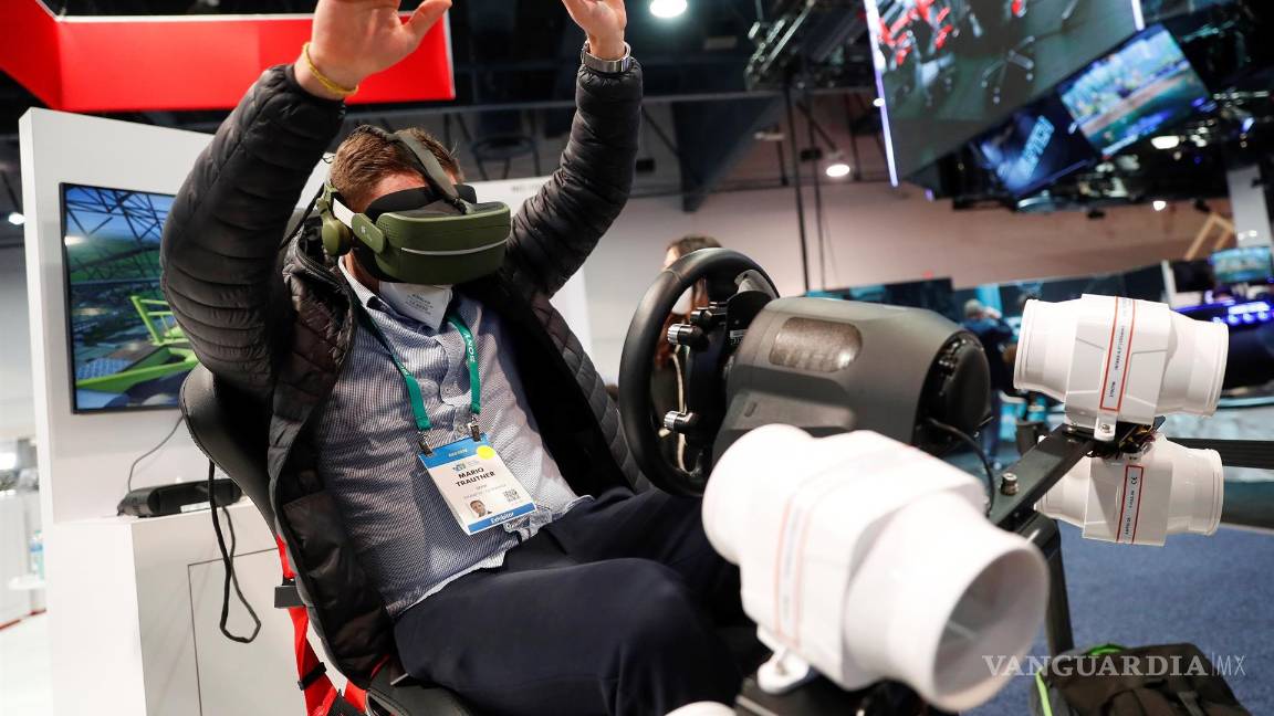 $!Mario Trautner prueba un simulador de realidad virtual en el International Consumer Electronics Show. EFE/EPA/Caroline Brehman
