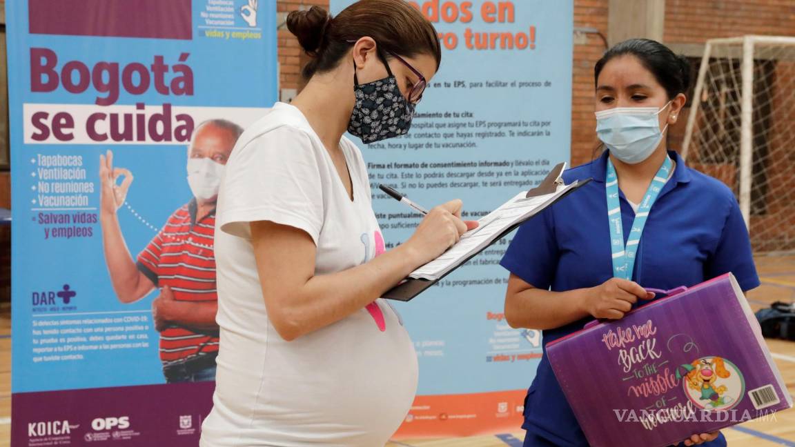 $!Una mujer embarazada se prepara para recibir la vacuna