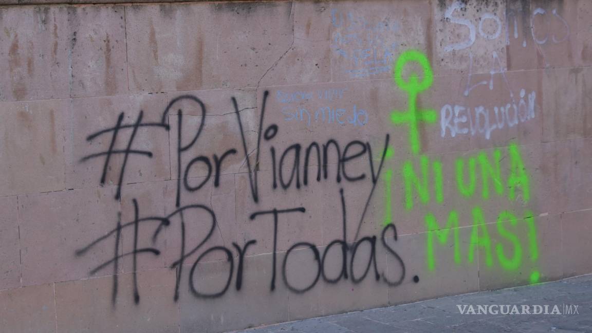 $!Luego de la manifestación feminista por el Día internacional de la Mujer, los muros del Palacio de Gobierno y la Fuente de las Tres Culturas fueron marcadas con pintas y pega de carteles en protesta por la violencia a las Mujeres. Al lugar, en menos de 24 horas, acudieron cuadrillas del Gobierno Municipal para realizar acciones de limpieza en el área.