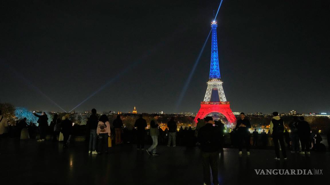 $!Personas se reúnen en la Plaza del Trocadero para vver la iluminación de la Torre Eiffel en homenaje a las víctimas de los atentados terroristas de hace 10 años.
