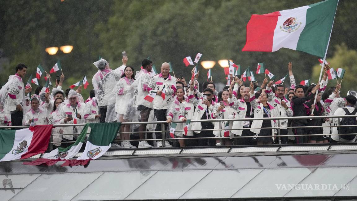 $!El bello uniforme de México hizo aparición durante su desfile en el Sena.