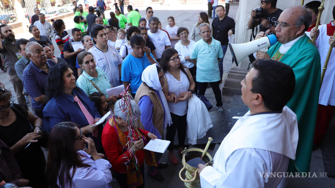En Saltillo Iglesia Católica festeja con caravana el Día de la Familia
