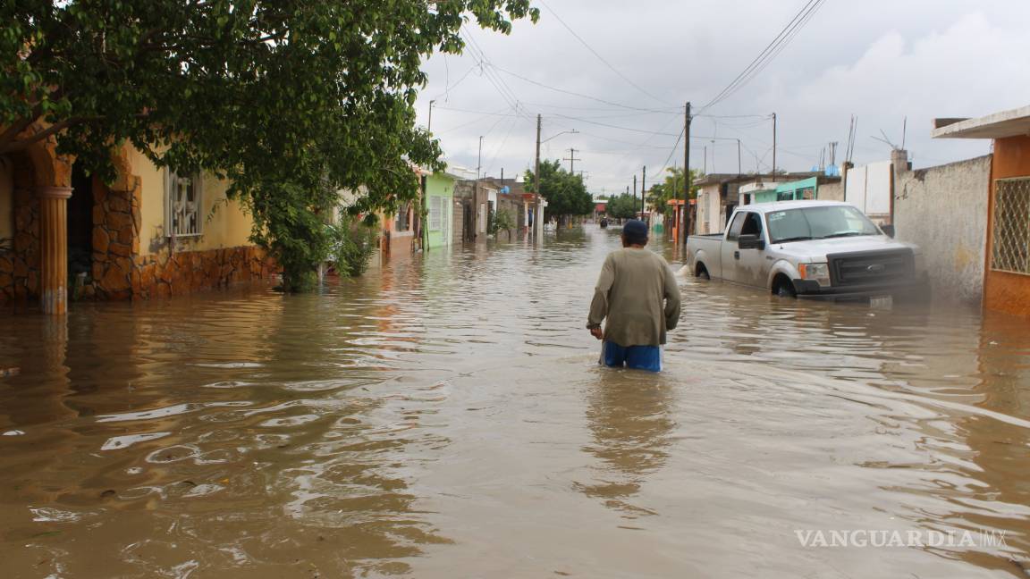 $!Ante megainundaciones en Torreón, ‘nadan’ en… ¡campo de golf!