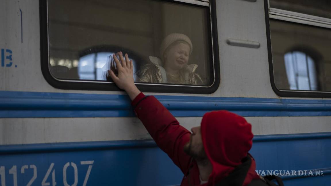 $!Los ucranianos desplazados en un tren con destino a Polonia se despiden en Lviv, en el oeste de Ucrania.