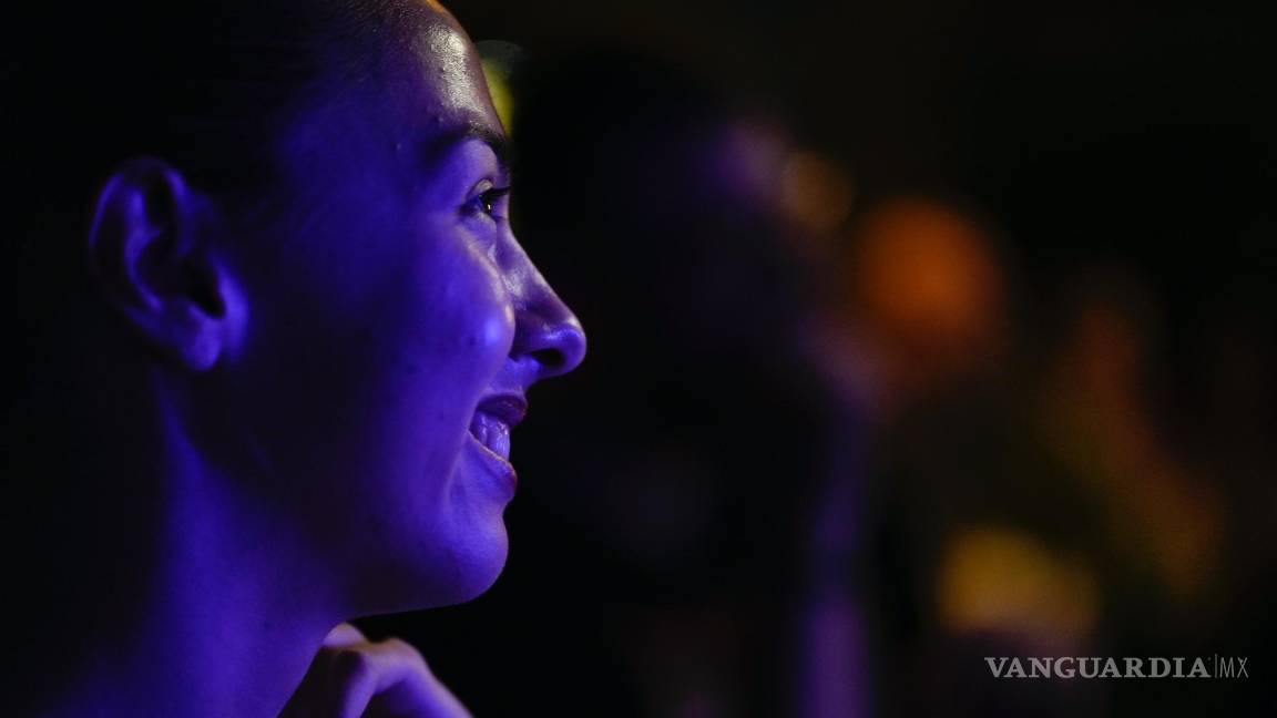 $!Una mujer en un espectáculo de comedia Kiev, Ucrania . La guerra en Ucrania no es ni remotamente graciosa, pero los ucranianos están aprendiendo a reírse.