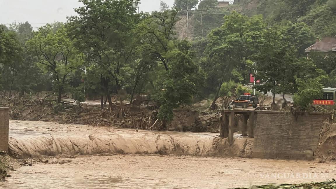 Dejan inundaciones en China 12 muertos y miles evacuados tras azote de lluvias