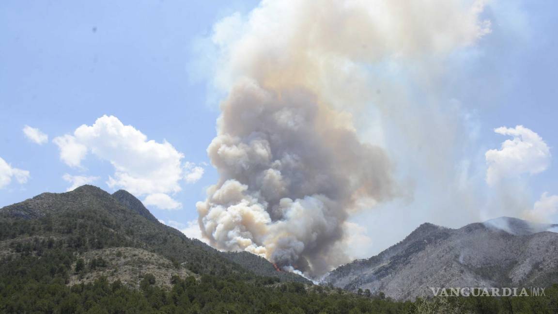 $!El incendio aun se encuentra fuera de control.