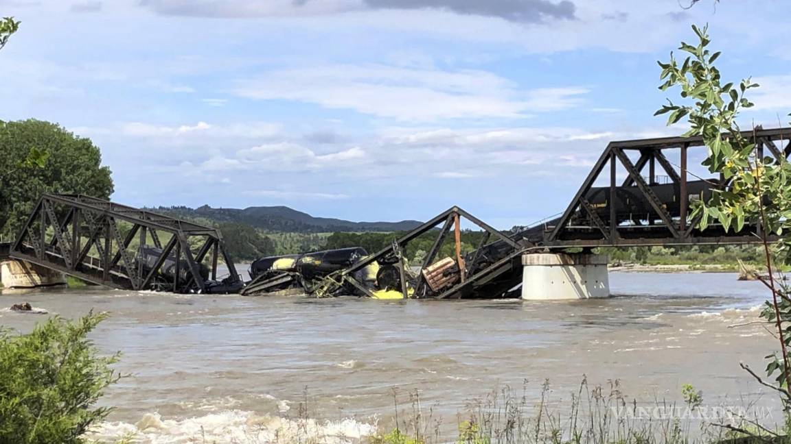 Cae tren de carga a río Yellowstone en derrumbe de puente en Montana