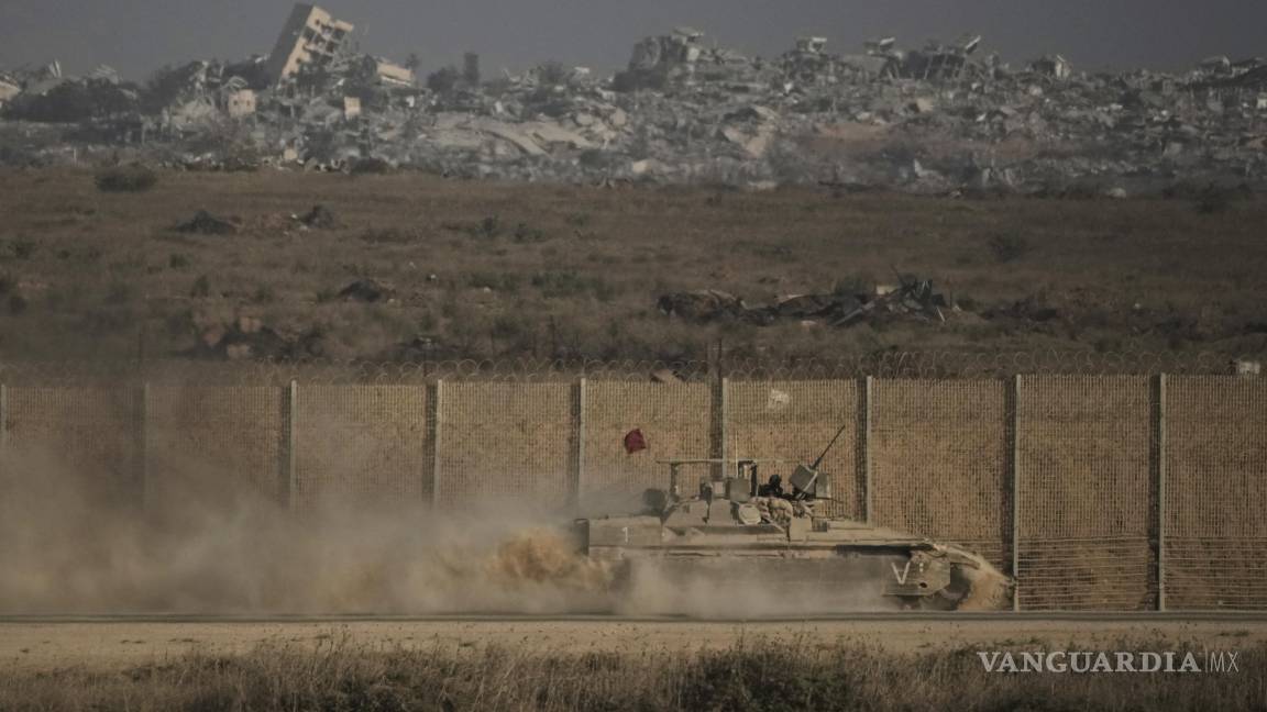 $!Un vehículo blindado israelí avanza por la frontera entre Israel y Gaza, visto desde el sur de Israel.