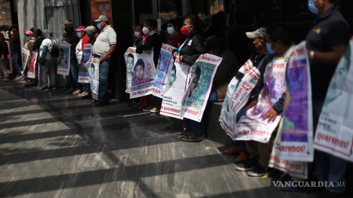 Recibe AMLO a padres de los 43 normalistas desaparecidos de Ayotzinapa