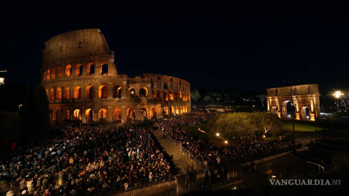 $!Centenares de personas se reúnen alrededor del Coliseo para asistir a la procesión con antorchas del Vía Crucis (Camino de la Cruz) del Viernes Santo, en Roma, el viernes 7 de abril de 2023. (AP Foto/Alessandra Tarantino)
