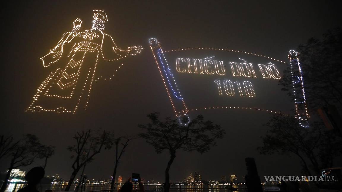 $!Los drones iluminan el cielo durante un espectáculo de luces con drones en la víspera del Año Nuevo Lunar en Hanoi, Vietnam.