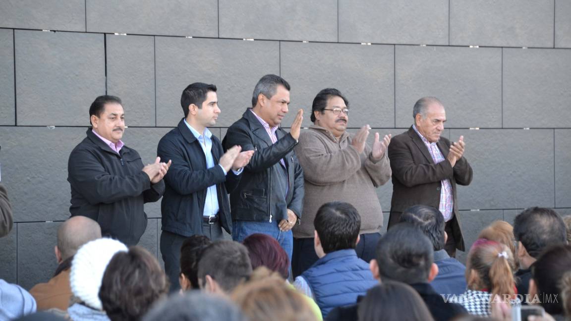 Alcalde de Torreón entrega 4,800 concesiones a taxistas