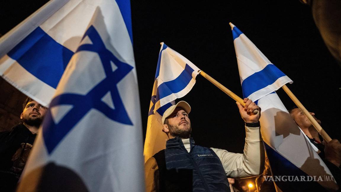 $!Personas en una manifestación en memoria de las víctimas del ataque de Hamás contra civiles en Israel en Budapest, Hungría.