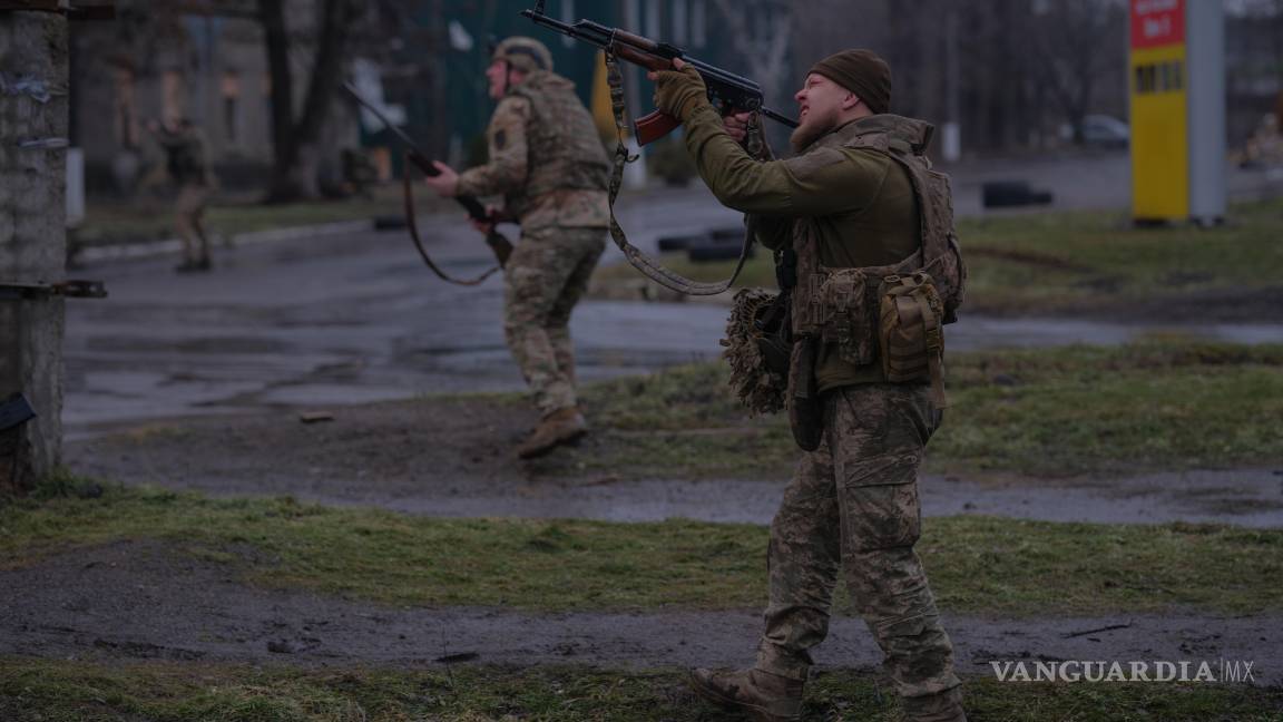 $!Soldados disparan contra un dron FPV ruso en la línea del frente en Druzhkivka, región de Donetsk, Ucrania,