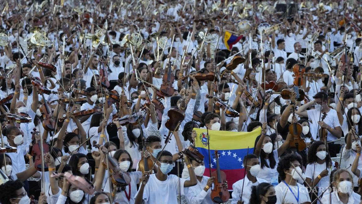 Logra Venezuela Récord Guinness a la orquesta más grande del mundo; Maduro lo presume