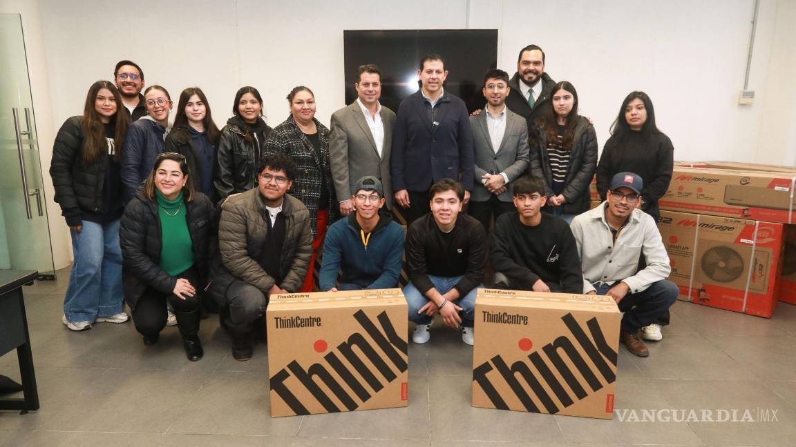 $!Durante la ceremonia se entregaron 25 computadoras y 5 equipos de aire acondicionado al plantel.