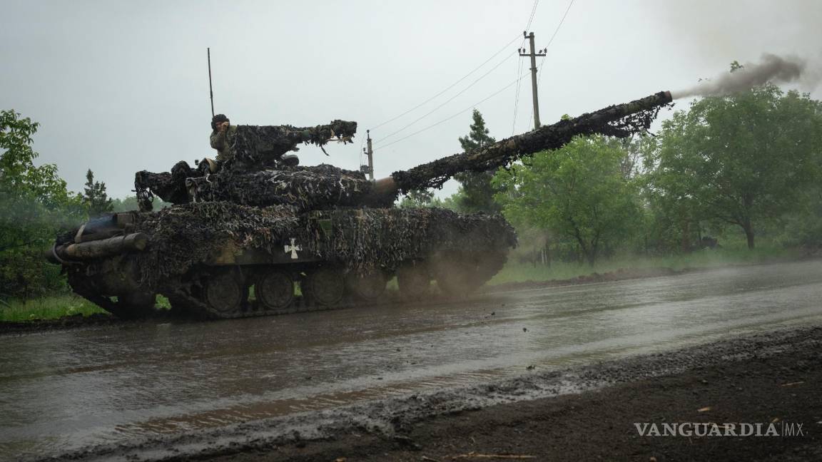$!Un tanque ucraniano dispara hacia las posiciones rusas en la línea del frente cerca de Bakhmut, región de Donetsk, Ucrania.