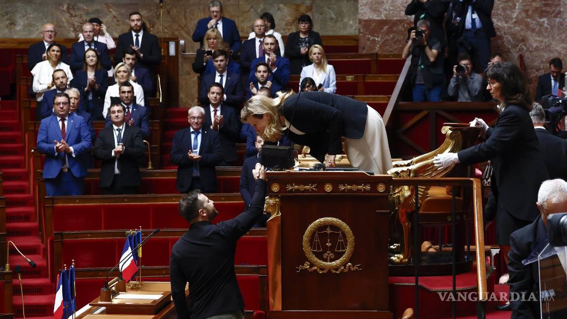 $!La presidenta de la Asamblea Nacional francesa, Yael Braun-Pivet (c), saluda al presidente de Ucrania, Volodymyr Zelensky (i), antes de su discurso en París.
