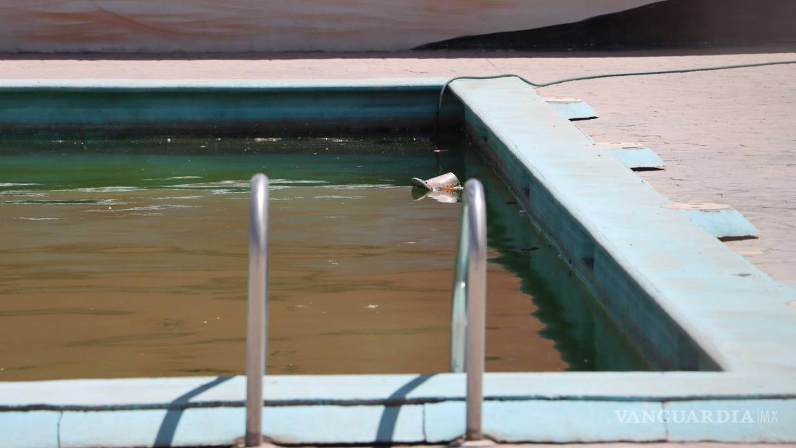 $!La alberca del Centro Acuático de la colonia Mirasierra, continúa llena de agua que se mantiene sucia y con cúmulos de basura.