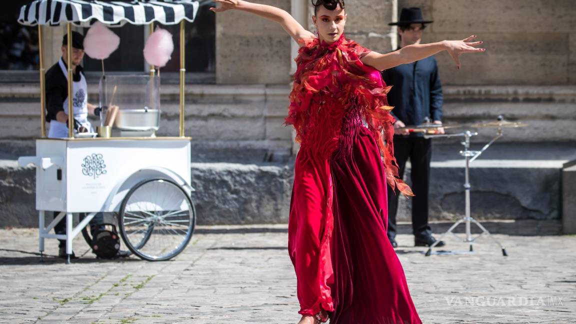 $!Una modelo presenta una creación de la colección de Otoño/Invierno 2022/23 del diseñador francés Franck Sorbier durante la Semana de la Moda de París.
