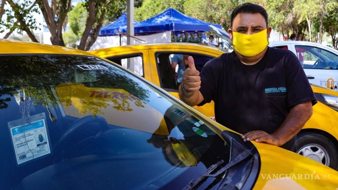 $!Ayuntamiento de Torreón realiza la sanitización de 600 unidades de taxis