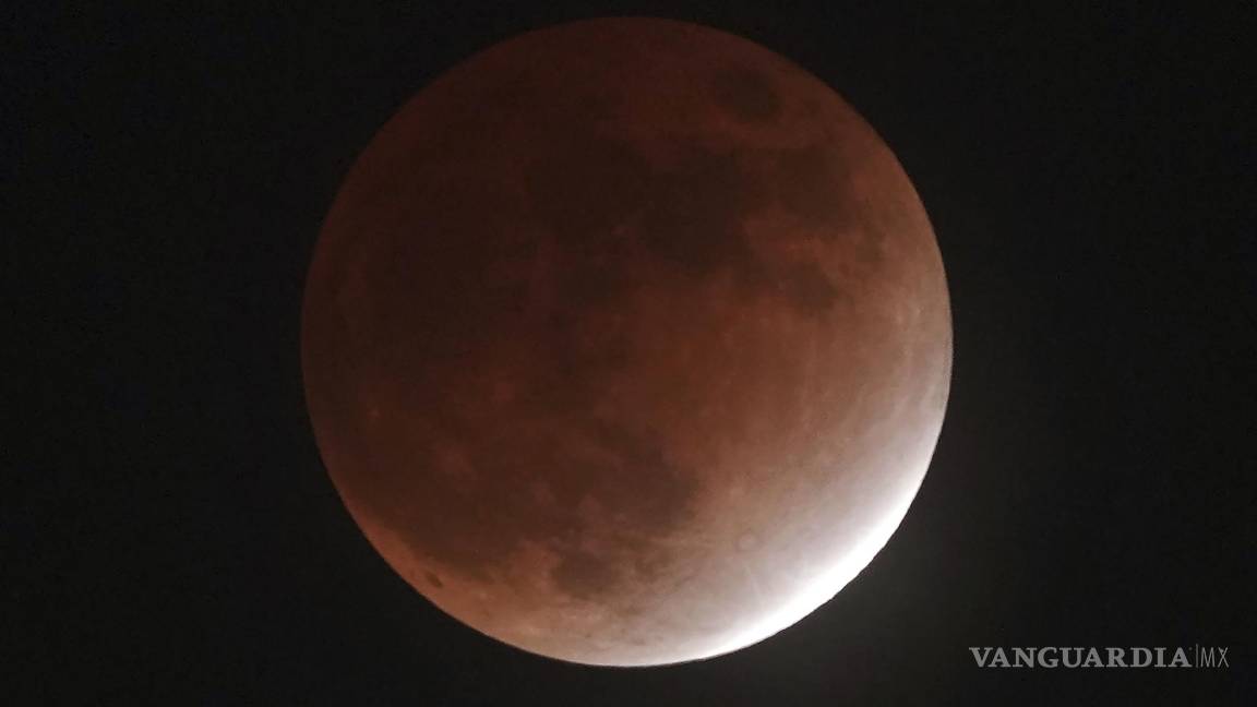 $!La sombra de la tierra cubre la luna durante un eclipse lunar parcial en Yokohama, cerca de Tokio. AP/Eugene Hoshiko