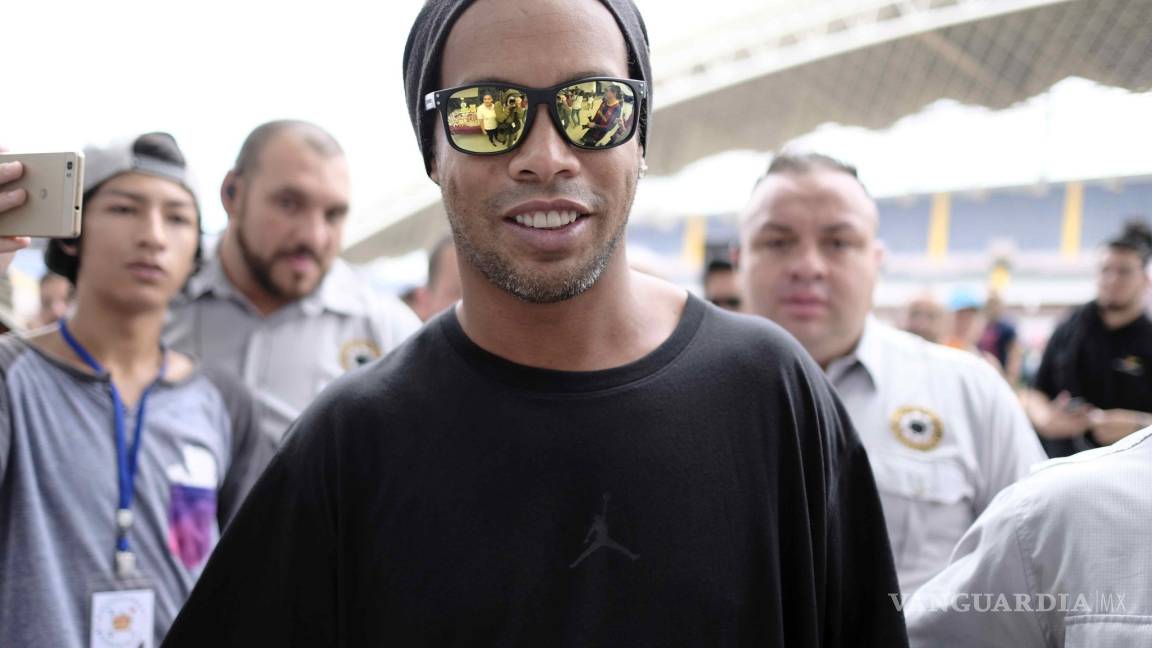 Ronaldinho espera que Neymar siga &quot;regalando alegría&quot; al fútbol desde el PSG