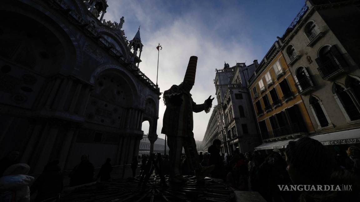 $!Un hombre vestido de arlequín interactúa con visitantes durante el Carnaval, en Venecia, el 28 de enero de 2024.