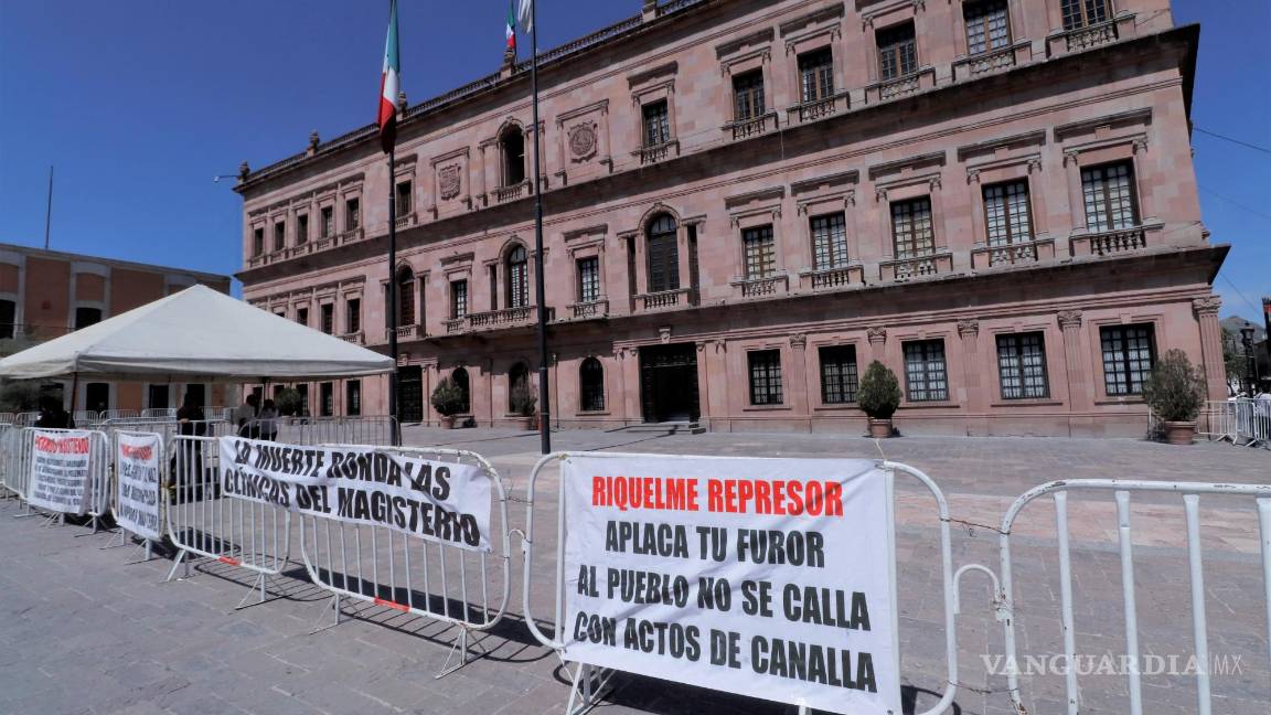 $!Tras colocar mantas y gritar consignas a las afueras del Palacio de Gobierno, los maestros de la Coalición recordaron algunas de sus demandas.
