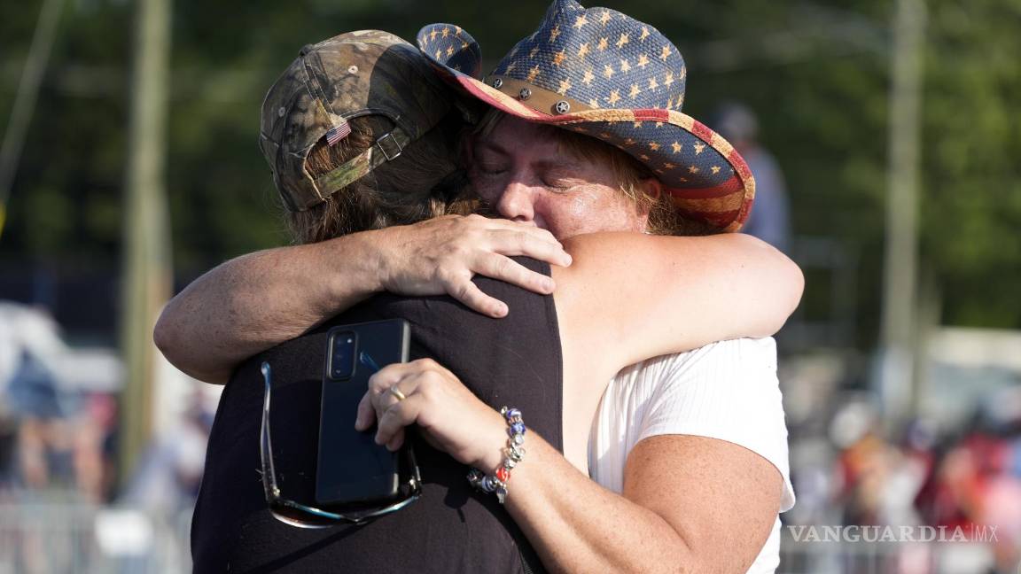 $!La gente se abraza después de que el candidato presidencial republicano, el ex presidente Donald Trump, tras el atentado en su contra en Butler, Pensilvania.