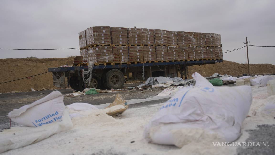 $!Ayuda humanitaria dañada para los palestinos en Gaza se encuentra esparcida en el suelo junto a la frontera con la Franja de Gaza.