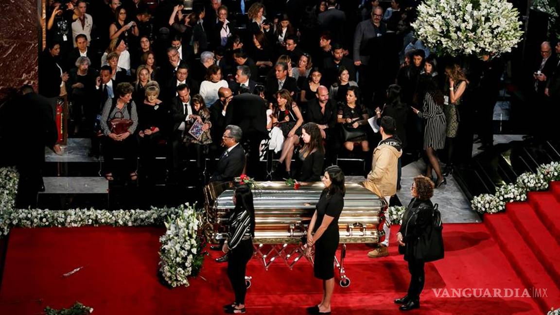 $!FOTOGALERÍA: Palacio de Bellas Artes rinde tributo al príncipe de la canción José José