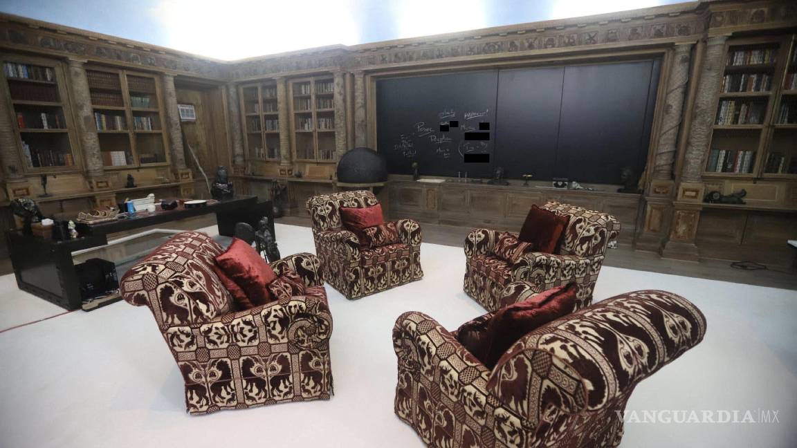 $!Un espacio de biblioteca en la propiedad de Jeffrey Epstein en Little Saint James, una de las islas privadas que alguna vez tuvo en las Islas Vírgenes.