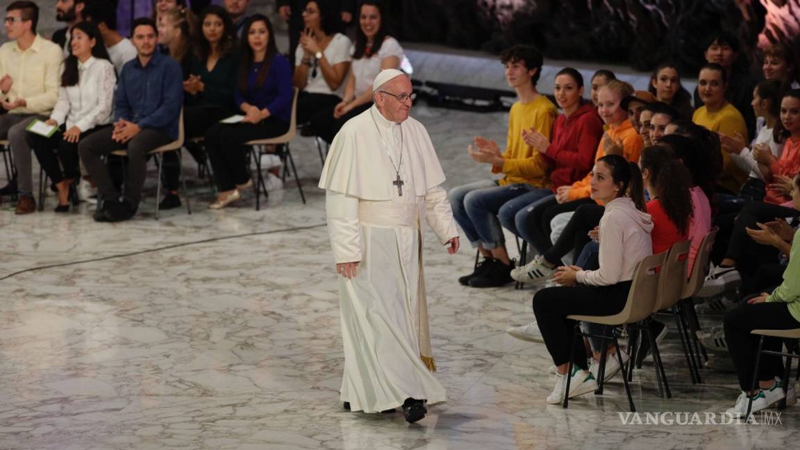 $!Joven mexicana conquista con alegría la cumbre de obispos en el Vaticano