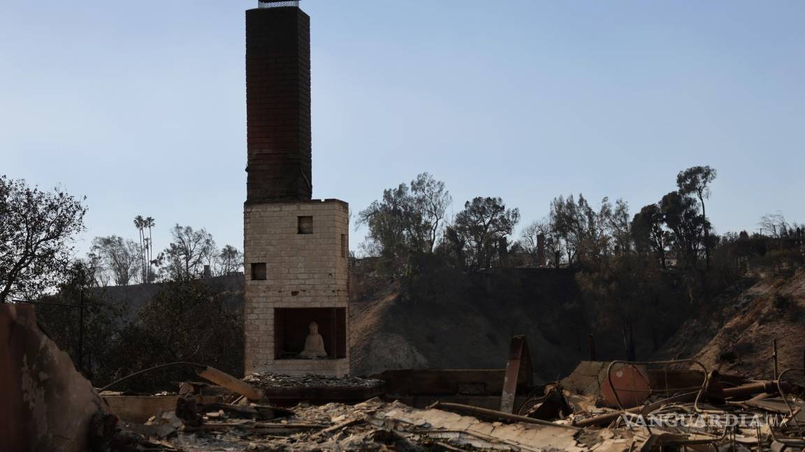 $!Restos de una casa destruida por el incendio forestal de Palisades permanecen en el vecindario Pacific Palisades de Los Ángeles, California.