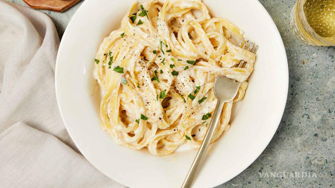 $!Fettuccine Alfredo: Una Crema de Queso Deliciosamente Suave.