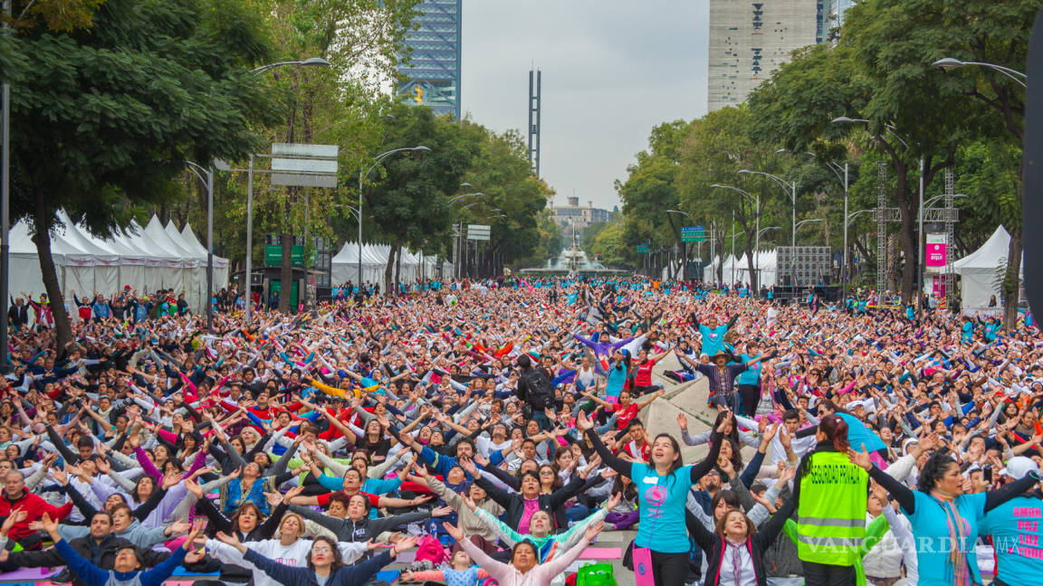 Miles de personas participaron en la meditación global masiva por la paz.