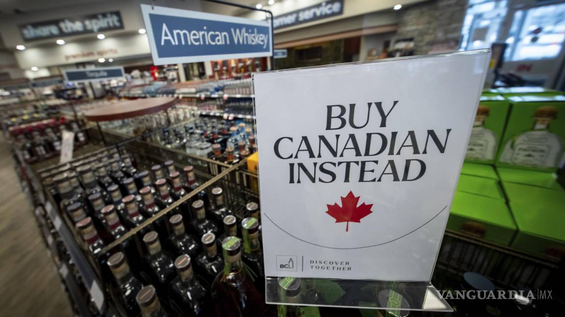 $!Un letrero que diceMejor compre canadiense luego de que el whiskey fue retirado de los estantes los productos de EU más vendidos, en Vancouver, Canadá.