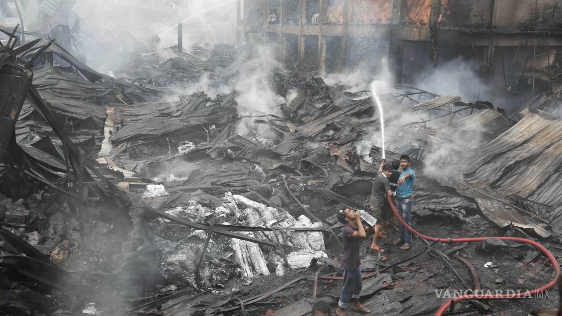 Suben a 31 los muertos en incendio en fábrica de Bangladesh