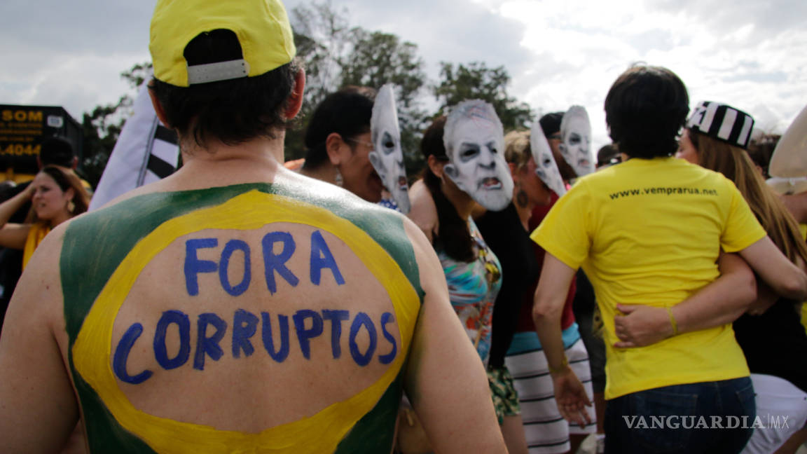 La antesala del Carnaval mezcla la fiesta con la protesta contra Rousseff