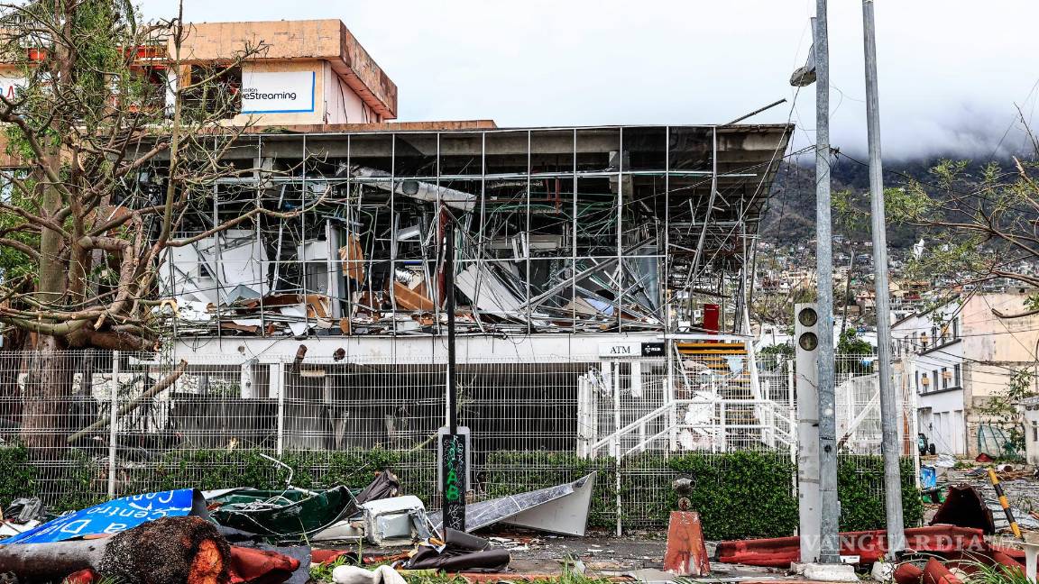 $!Fotografía de escombros en una calle afectada por el paso del huracán Otis en el balneario de Acapulco, en el estado de Guerrero, México.