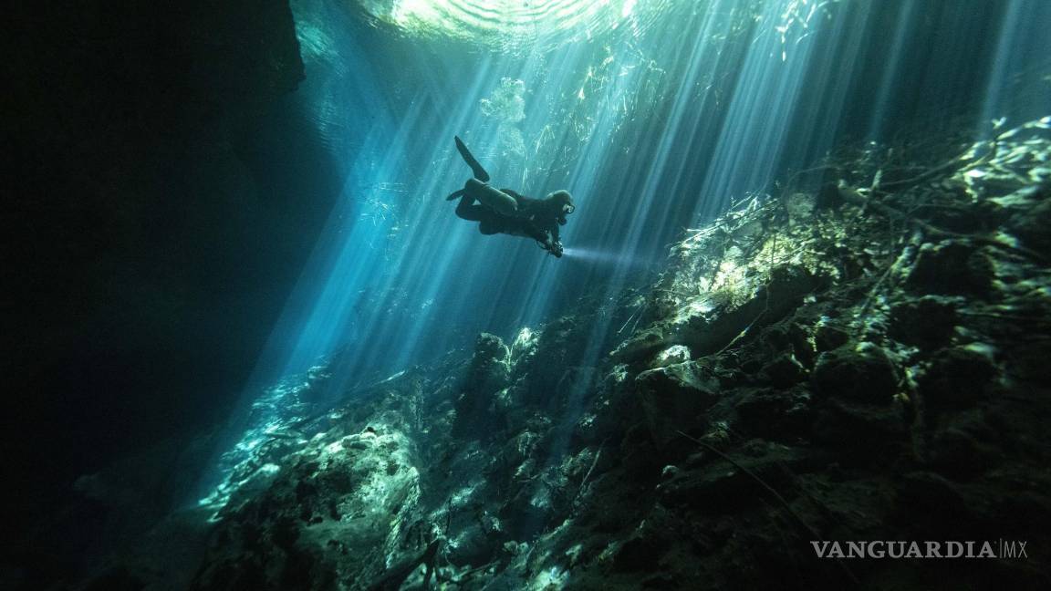 $!Peter Broger, instructor de buceo en cuevas, explora el cenote Jardín del Edén, mientras los rayos de sol se filtran entre el agua, cerca de Tulum, México.