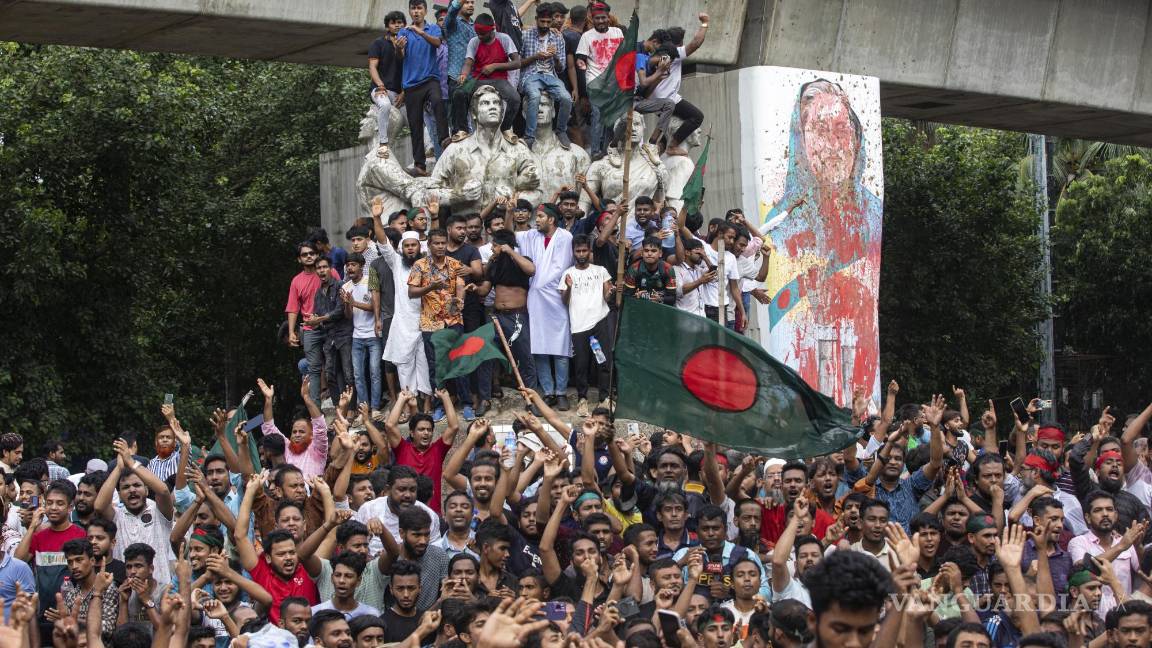 $!Manifestantes suben a un monumento público mientras celebran la noticia de la renuncia de la Primera Ministra Sheikh Hasina, en Dhaka, Bangladesh.