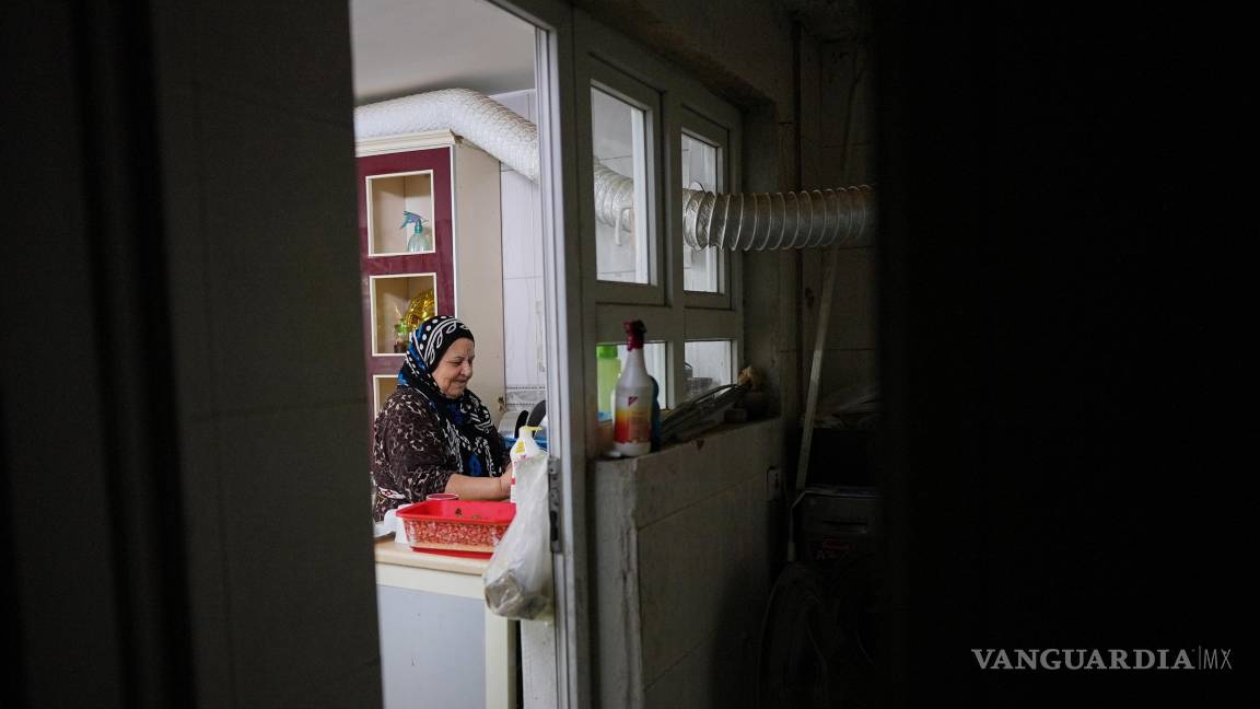 $!La refugiada siria Hayat Fatah, de 65 años, lava platos en su casa en Irbil, Irak, el 16 de noviembre de 2025.