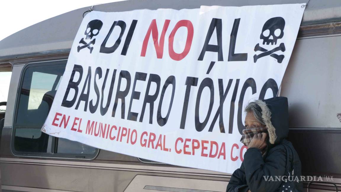 $!Caos por 6 horas en autopista de Coahuila; 200 campesinos bloquean vías para exigir cierre de basurero tóxico