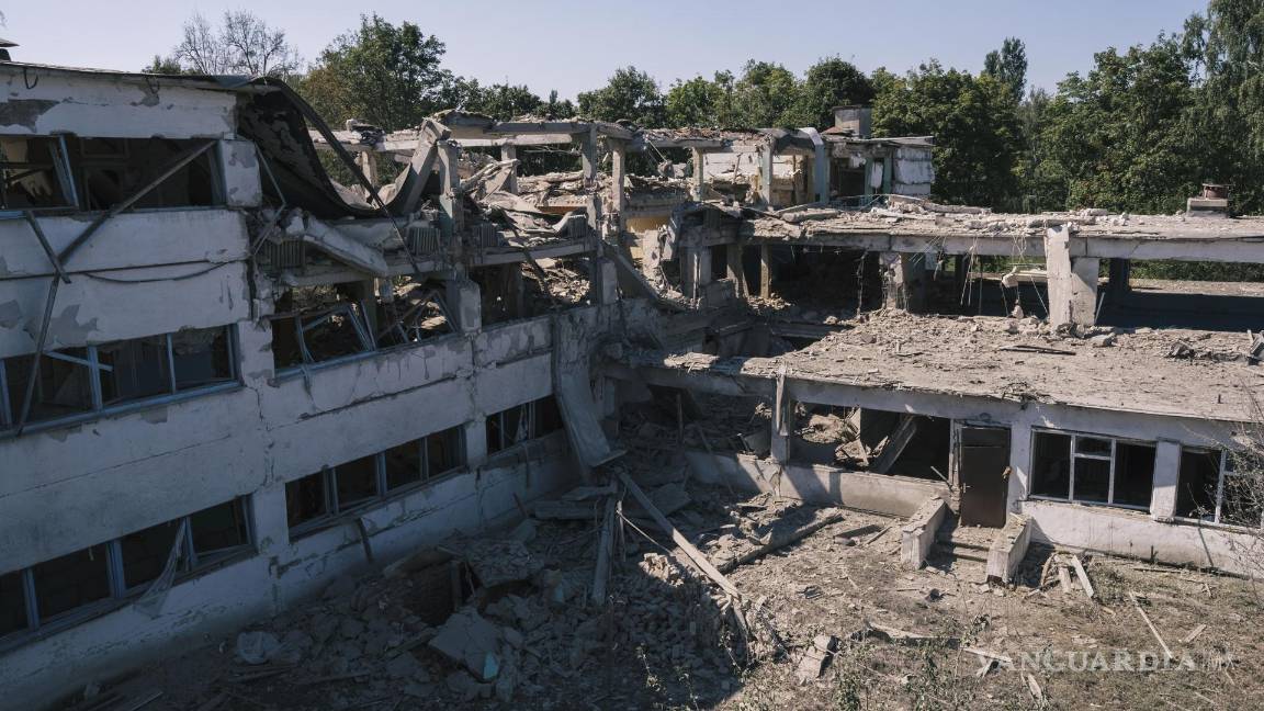 $!Una escuela destruida por dos bombas en el pueblo de Yunakivka, a 9 kilómetros de la frontera con Rusia en la región de Sumy, Ucrania